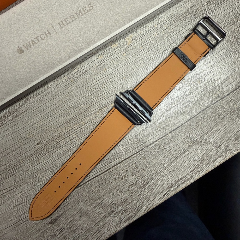 Apple Watch Hermes Noir Swift Leather
Single Tour Band - Picture 7 of 8